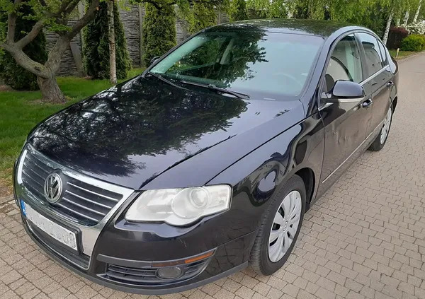 samochody osobowe Volkswagen Passat cena 10900 przebieg: 354000, rok produkcji 2006 z Gostyń